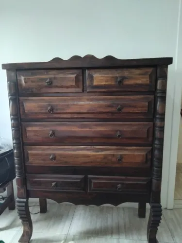 Vendo cômoda em madeira maciça com 7 gavetas, estilo colonial, em ótimo estado.