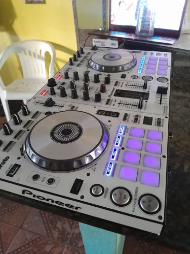 Controladora pioneer ddj SR 16 pads de samples e efeitos espetaculares em performances djs