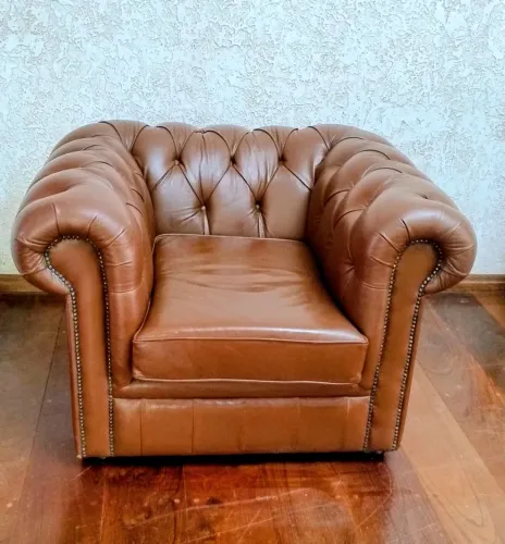 Poltrona Chiquérrima Chesterfield 100 Porcento Couro Legítimo Cor Castanho Escuro