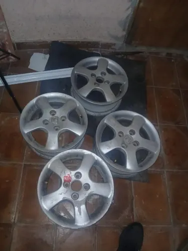 Roda de carro r14  furacão 4 X. 100, aceita na maioria dos carros antigos 4 furos.