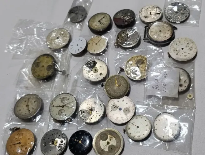Lote especial com 55 peças de máquina de Landeron e Valjoux, tampas e mostradores Vintage.