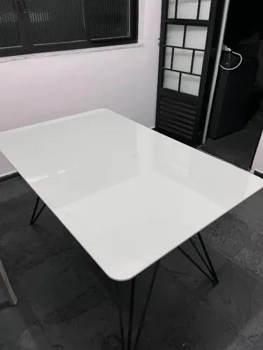 Mesa de Jantar com topo em vidro laqueado brando e pés em aço/carbono.