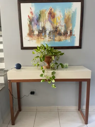Vende-se aparador com vaso