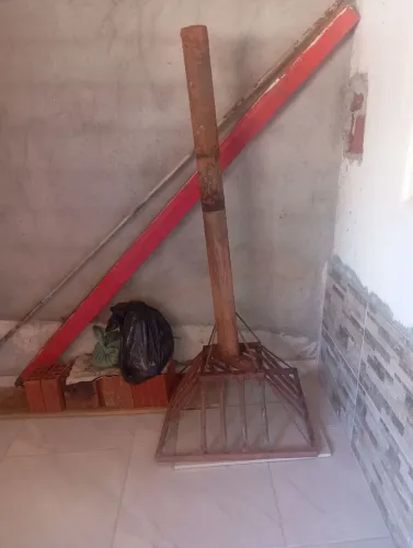 Lixeira para frente da casa