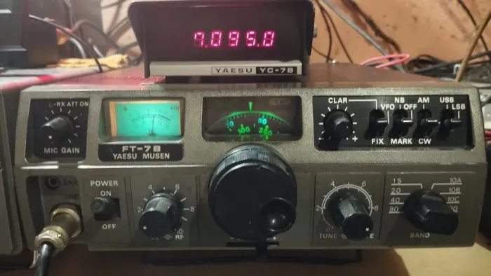 VENDO RADIO FT7-BRAVO COM FREQUENCIMETRO DA LINHA YC7B VALOR R$ 1.800,00 + FRETE  CONTATO 