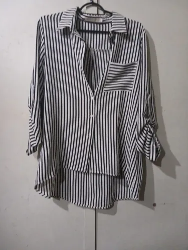 Camisa feminina listrada P&B - manga 3/4 - ótimo estado