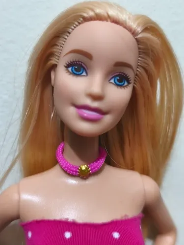 Barbie com face sem pixel