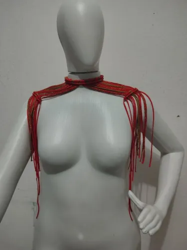 Ombreira de macramê dourada e vermelha