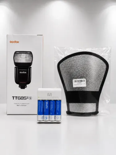 KIT FLASH GODOX TT685IIS + CARREGADOR + 4 PILHAS RECARREGÁVEIS + DIFUSOR