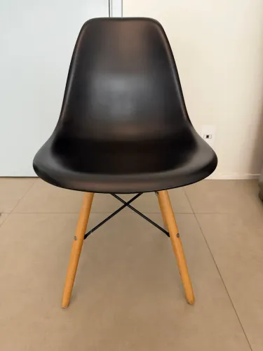 Cadeira Modelo Charles Eames (Preta)