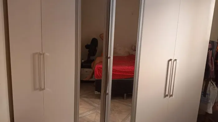 Vendo guarda roupa em bom estado de uso, ele tem 2,40 de largura e 2, 30 de altura