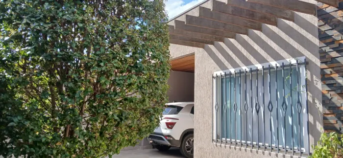 Linda Casa para locação, com 03 dormitórios sendo 01 suite com closet, piscina, no Indepen