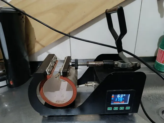 Máquina de estampar caneca