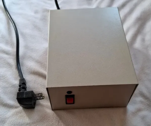 Estabilizador , marca BMI, modelo microline 1.0, potencia máxima 1000 VA, entrada