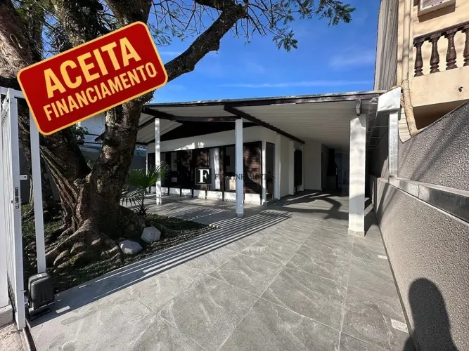 Casa com piscina e 03 quartos em Praia de Leste