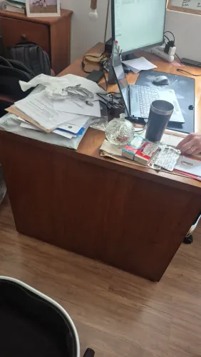 Vendo mesa de trabalho madeira maciça 