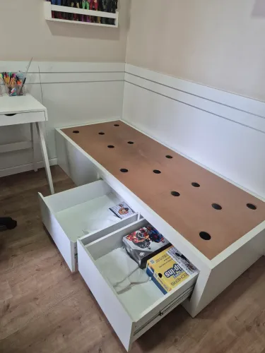 Cama planejada de MDF branca + colchão