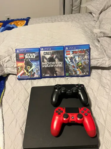 PlayStation 4 Slim + dois controles + 3 jogos