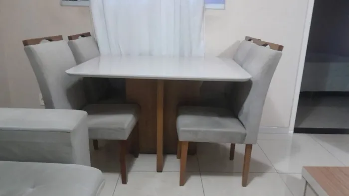 Mesa retangular com 4 cadeiras