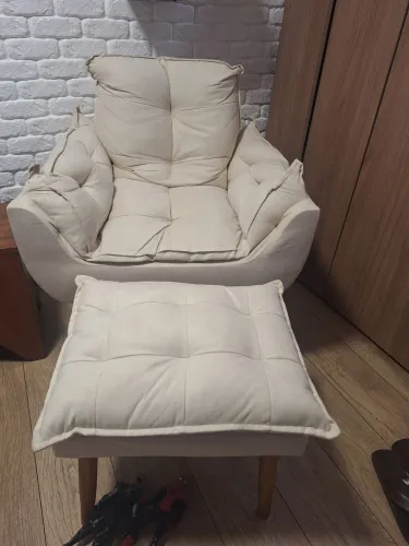 Poltrona decorativa com puff