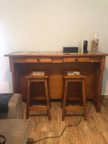 Kit Bancada 164cm com 04 Banquetas Altas de madeira maciça