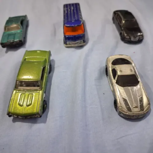 Lote 5 carrinhos Hot Wheels