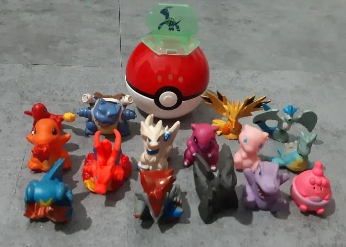 Lote miniaturas Pokémon e 1 Pokébola