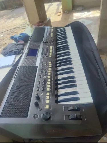 Vendo teclado Yamaha psr s670.Preço 4.000,00