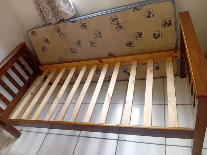 Cama de madeira