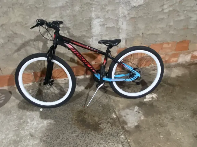 Duas bicicletas uma aro 26 Mônaco, uma aro 29