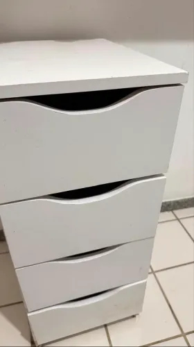 Móvel com 4 gavetas 