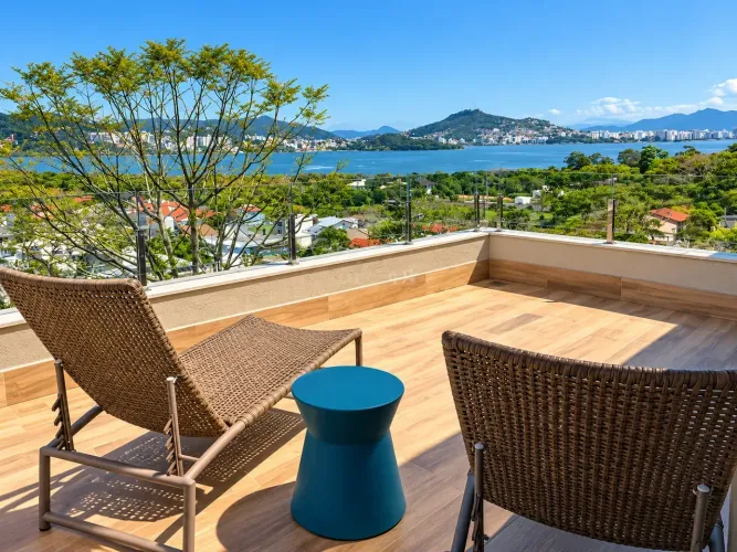 Imóvel para venda possui 515 metros quadrados com 3 quartos em Cacupé - Florianópolis - SC