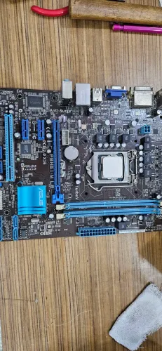 Placa-mãe ASUS modelo P8H61-M LE, com processador Intel Core i3-2130 segunda geração 