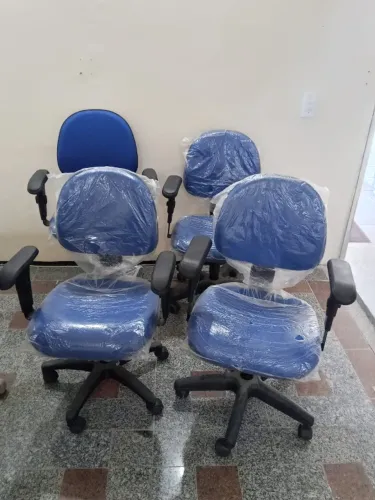 CADEIRA EXECUTIVA INJETADA COM BRAÇO T JS AZUL LISO