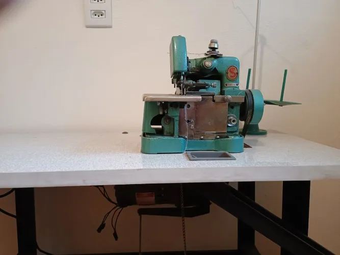 Máquina de Costura Overloque 
