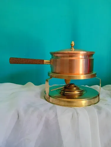 Antigo réchaud com fogareiro e panela em cobre