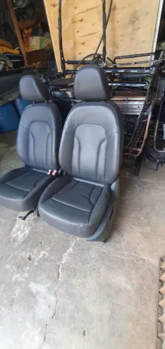 Bancos dianteiros da Audi A3 elétrico em couro original