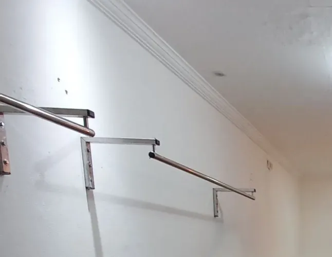 Prateleiras em aço inox e vidro para loja a partir de r$ 1.500,00a