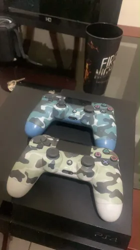 Vendo ps4 ESLIM 1.300