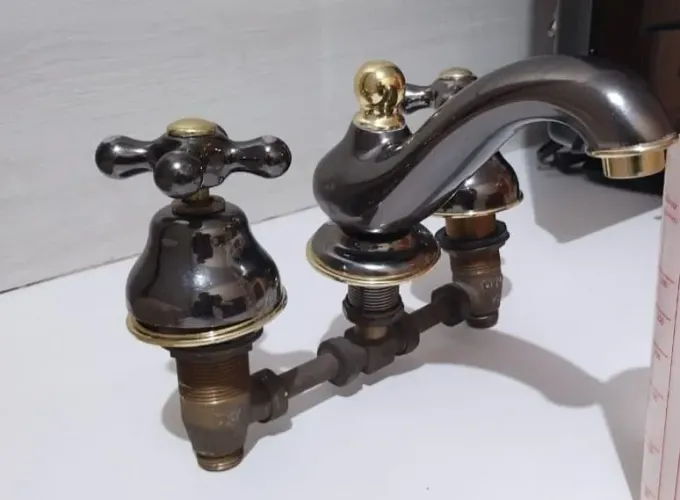 Vendo torneira cor Ônix/dourado vintage,Deca Bella Époc.