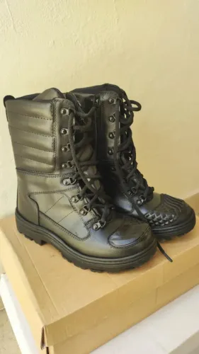 Bota coturno preta cano acolchoado tamanho 38 usada