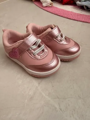 Tênis molekinha com velcro