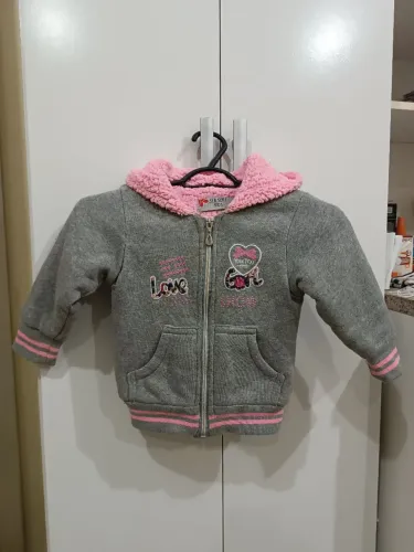 Casaco infantil cinza com capuz peluciado rosa
