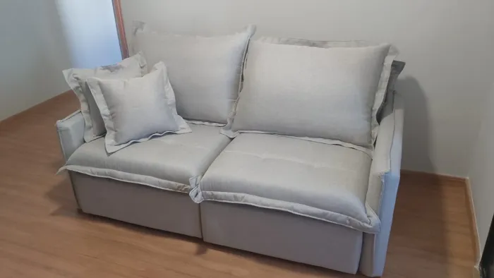 Vende-se sofá 1,90 retrátil. Preciso vender rápido. 