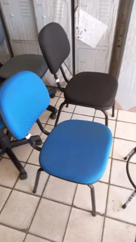 Cadeira fixa em tecido acolchoada
