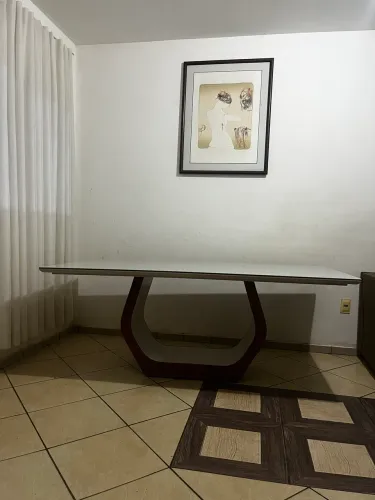 Mesa de jantar 8 lugares com tampo de vidro e base de madeira