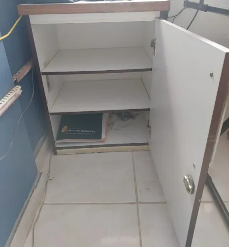 VENDO - ARMÁRIO EM MDF TIPO ESCRIVANINHA - R$ 200,00 (o par)