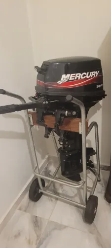 Barco e motor em perfeito estado
