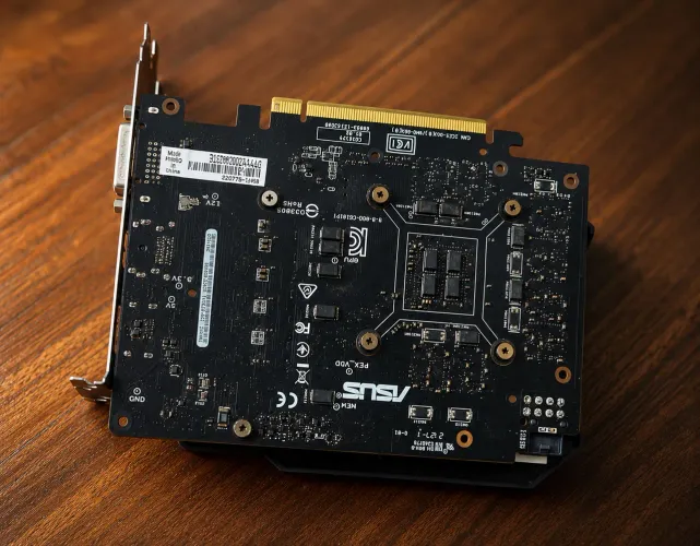 GTX 1650 ASUS 4GB em desapego. A placa apresenta detalhe apenas no contato dourado do.