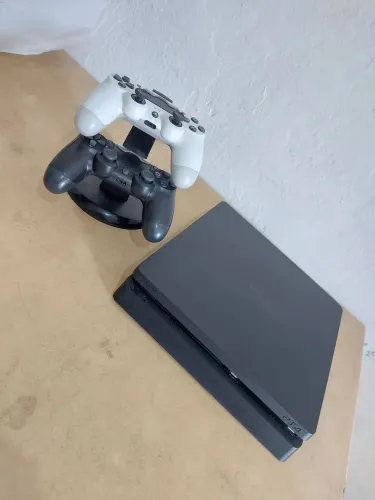 Ps4 Slim + 2 controles.